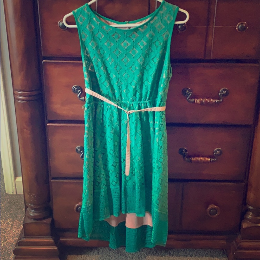 Cutest details on this green dress!
